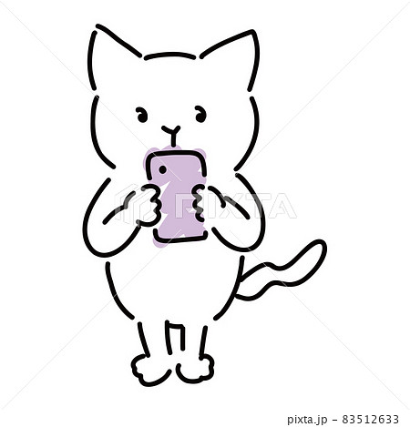 スマホを持って操作している可愛い白猫　全身 83512633