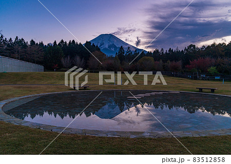 【山梨県富士吉田市】富士山レーダードーム公園　池に映る逆さ富士 83512858
