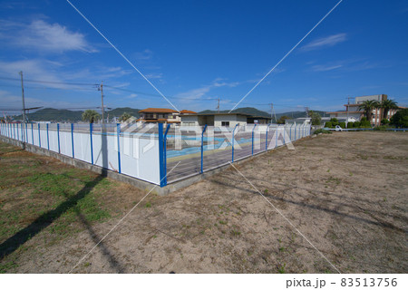 【廃校】福山市立内海中学校のプールと校舎　広島県福山市 83513756