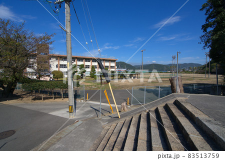 【廃校】神社の参道と福山市立内海中学校の校舎とグラウンド　広島県福山市 83513759