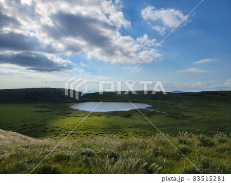 阿蘇山の駒立山から望む草千里ケ浜の景色【晴れた昼】 阿蘇山の駒立山から望む草千里ケ浜の景色【晴れた昼】 83515281