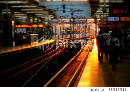 ミニチュアジオラマ風写真 夕日に輝く駅のホーム ミニチュアジオラマ風写真 夕日に輝く駅のホーム 83515511