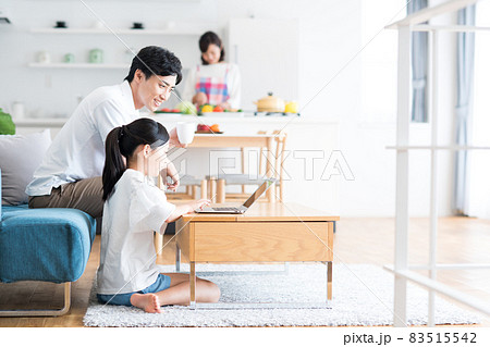 家でくつろぐ若い家族　 83515542