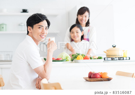 休日の若い家族 83516087