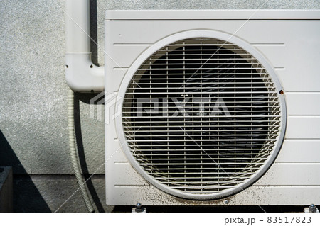 汚れたエアコン室外機 汚れたエアコン室外機 83517823