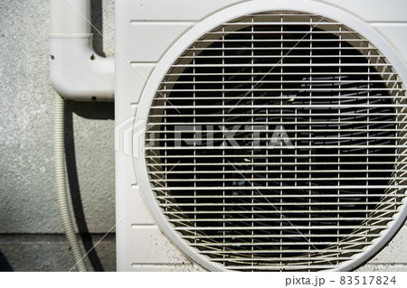 汚れたエアコン室外機 汚れたエアコン室外機 83517824