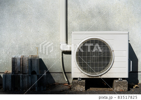 汚れたエアコン室外機 汚れたエアコン室外機 83517825