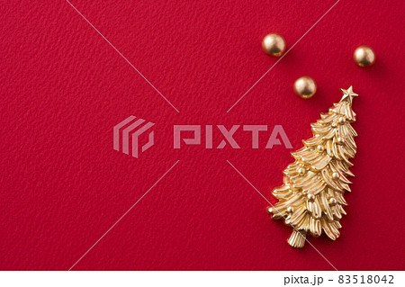 金色のクリスマスツリー　クリスマスイメージ　赤バック 83518042