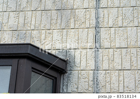 サイディングの目地の割れ目 83518134