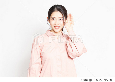 噂話に聞き耳を立てる女性 83519516