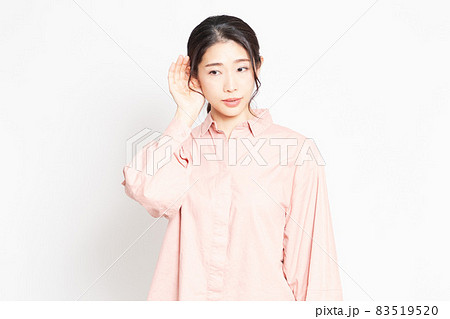 噂話に聞き耳を立てる女性 83519520