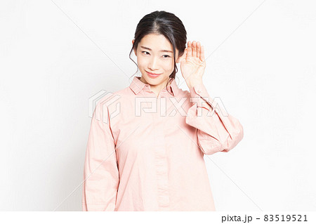 噂話に聞き耳を立てる女性 噂話に聞き耳を立てる女性 83519521