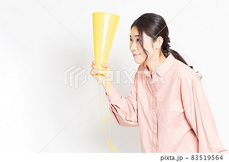 応援のジェスチャーをする女性 応援のジェスチャーをする女性 83519564