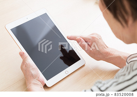 タブレットを操作するシニア 83520008