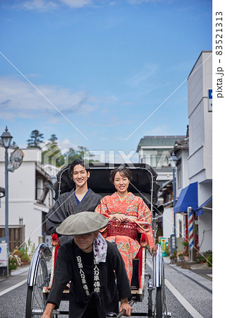 日田市豆田町を人力車で観光する若いカップル 【撮影協力 日田市観光協会】 日田市豆田町を人力車で観光する若いカップル 【撮影協力 日田市観光協会】 83521313
