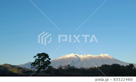 雪景色の御嶽山(御岳山)・信州から撮影 83522460