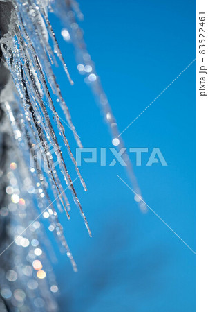 軒先にできた氷柱と青空 83522461