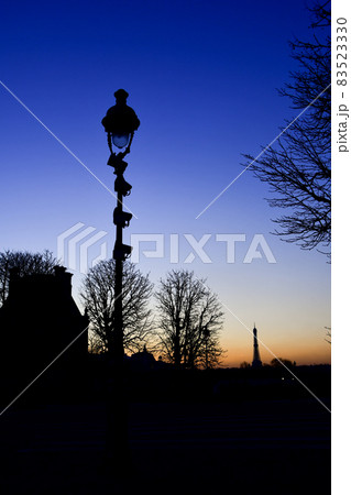 パリの夕暮れ、街灯のシルエット、2020年1月21日撮影 83523330
