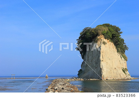 【石川県】晴天下の見附島（軍艦島） 83523366