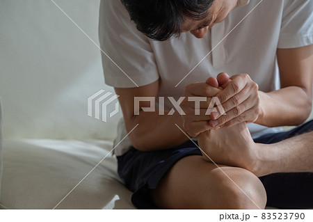 つま先を痛がる男性の様子 つま先を痛がる男性の様子 83523790