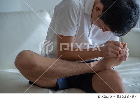 つま先を痛がる男性の様子 83523797