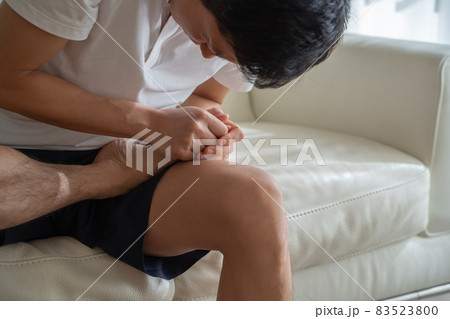 つま先を痛がる男性の様子 83523800