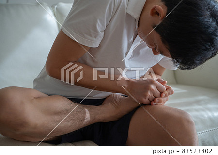 つま先を痛がる男性の様子 83523802