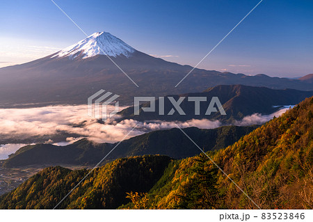 《山梨県》夜明けの富士山・紅葉の稜線 《山梨県》夜明けの富士山・紅葉の稜線 83523846