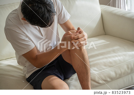 膝を抱える男性の様子 膝を抱える男性の様子 83523973