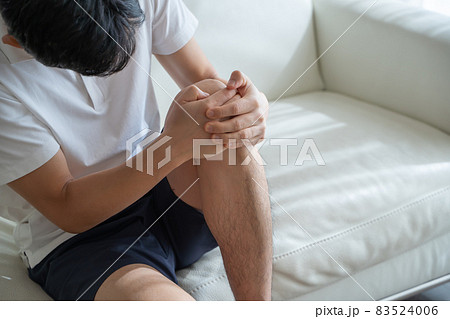 膝を抱える男性の様子 83524006