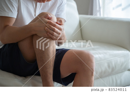 膝を抱える男性の様子 膝を抱える男性の様子 83524011
