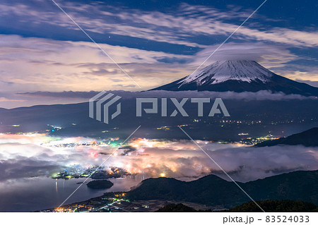 《山梨県》幻想的な富士山・雲海と笠雲 《山梨県》幻想的な富士山・雲海と笠雲 83524033