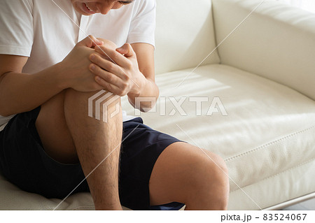 膝を抱える男性の様子 膝を抱える男性の様子 83524067
