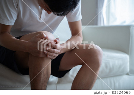 膝を抱える男性の様子 83524069