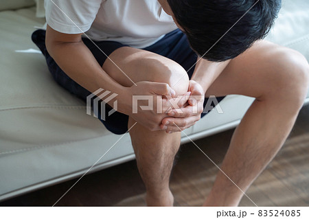 膝を抱える男性の様子 83524085