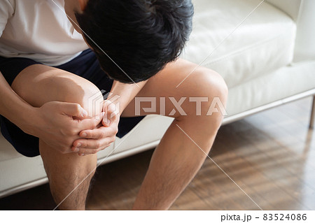 膝を抱える男性の様子 膝を抱える男性の様子 83524086