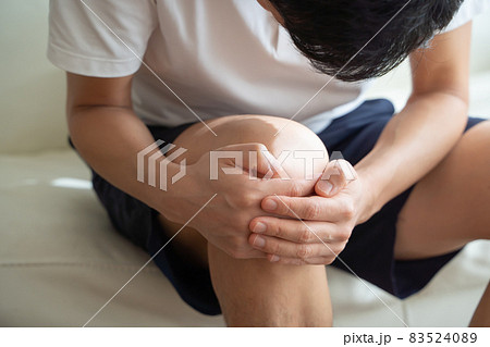 膝を抱える男性の様子 83524089