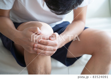 膝を抱える男性の様子 83524091