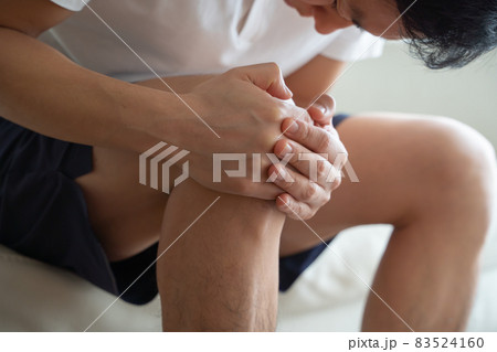 膝を抱える男性の様子 膝を抱える男性の様子 83524160
