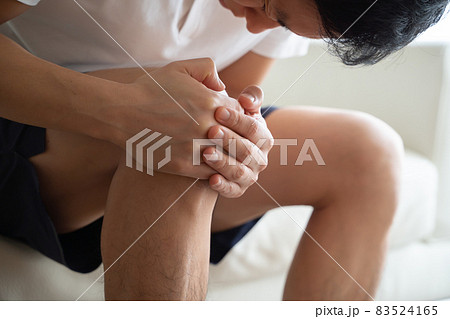 膝を抱える男性の様子 83524165