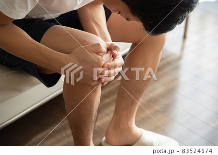 膝を抱える男性の様子 83524174