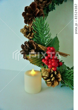 クリスマスリースとクリスマスキャンドル クリスマスリースとクリスマスキャンドル 83524367