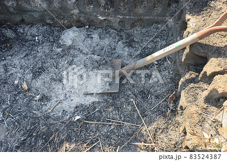 家庭菜園用の草木灰作り 家庭菜園用の草木灰作り 83524387