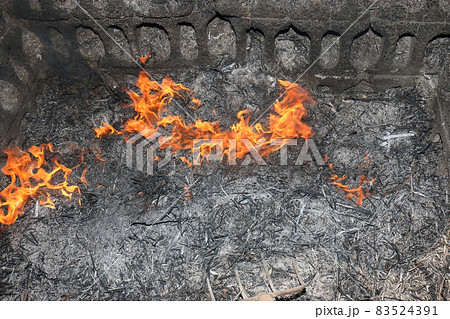 家庭菜園用の草木灰作り 83524391