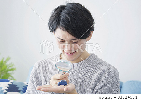 男性　虫眼鏡でミニカーを見る 83524531