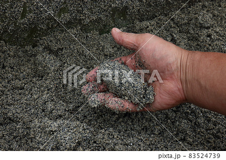 もみ殻燻炭ぼかし肥作り 83524739