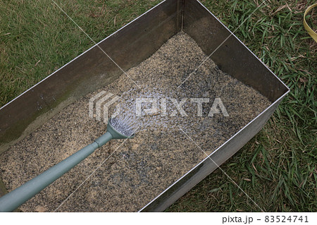 もみ殻燻炭ぼかし肥作り 83524741