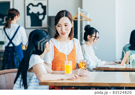 カフェでくつろぐ親子 カフェでくつろぐ親子 83524820