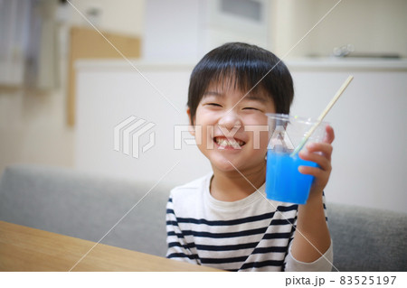 スライムを作る男の子 83525197