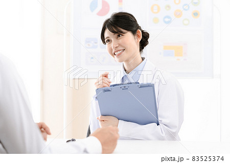 栄養指導をする栄養士 栄養指導をする栄養士 83525374
